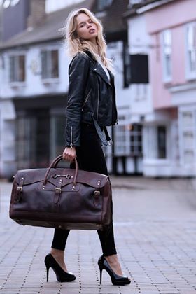 Grays1922's tweet photo. We love our new XL Barrington Bag available on the website #grays1922 #grayscountrygifts #equestrian #horse #travel https://t.co/V7d7bqVg0t