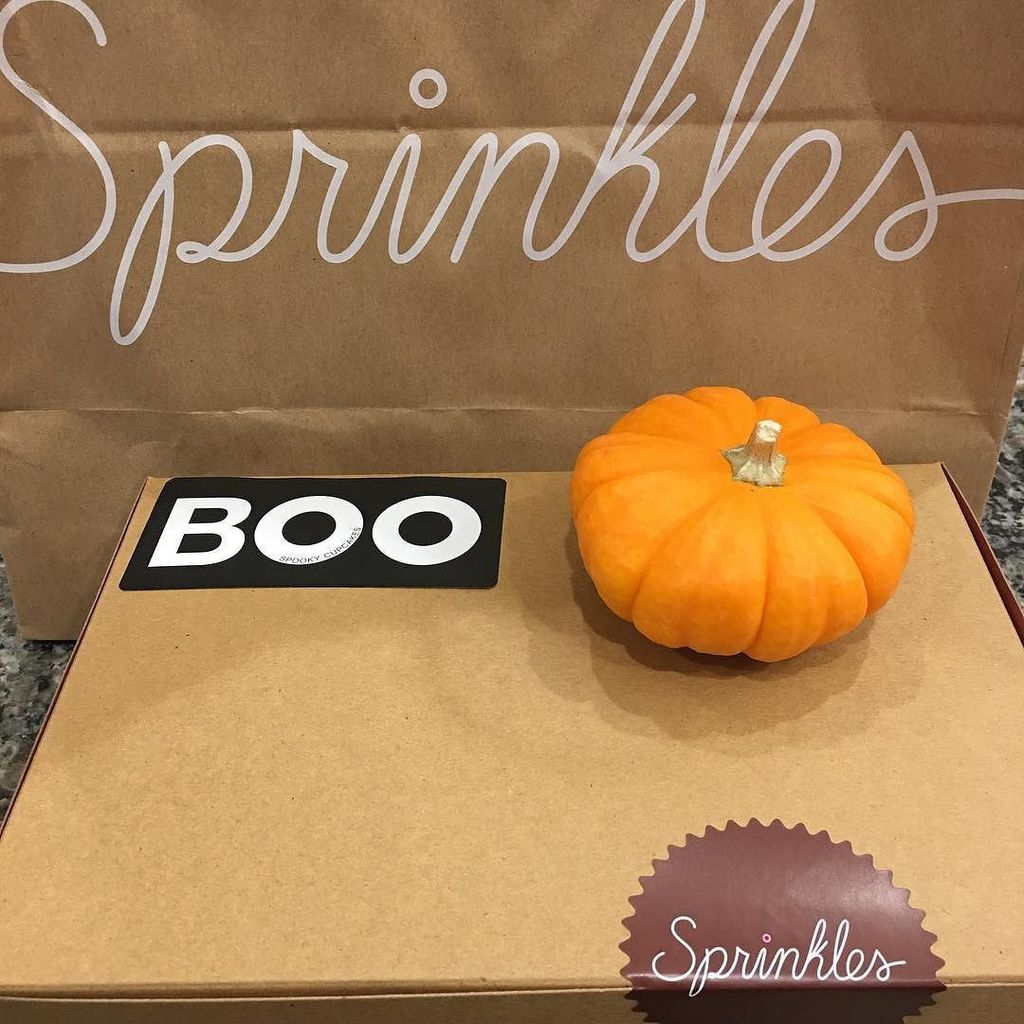 huimaille's tweet photo. Oh, spend $20 to validate my parking at #downtowndisney? Yes, bring on the @sprinklescupcakes 😍😁😋 #sprinklescupcakes #nomnomnom #funwithfri… https://t.co/ewesHCSYLC