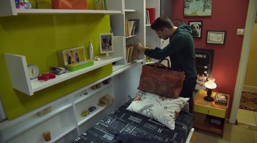 TVitrin_'s tweet image. #dizidedektifi 🕵🏻 #ArkaSokaklar dizisinde Gaysan Mobilya ekranda! @GaysanMobilya @Arka_SokaklarTV @erlerfilm_ @KanalD