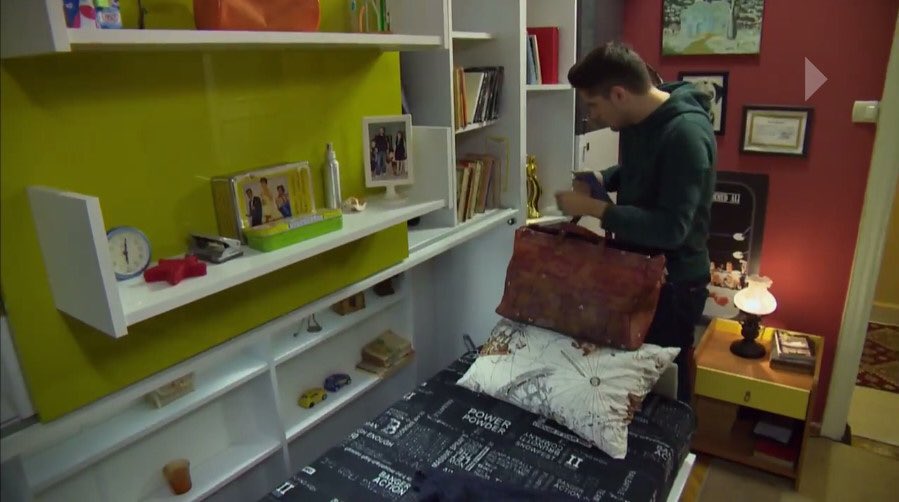 TVitrin_'s tweet image. #dizidedektifi 🕵🏻 #ArkaSokaklar dizisinde Gaysan Mobilya ekranda! @GaysanMobilya @Arka_SokaklarTV @erlerfilm_ @KanalD