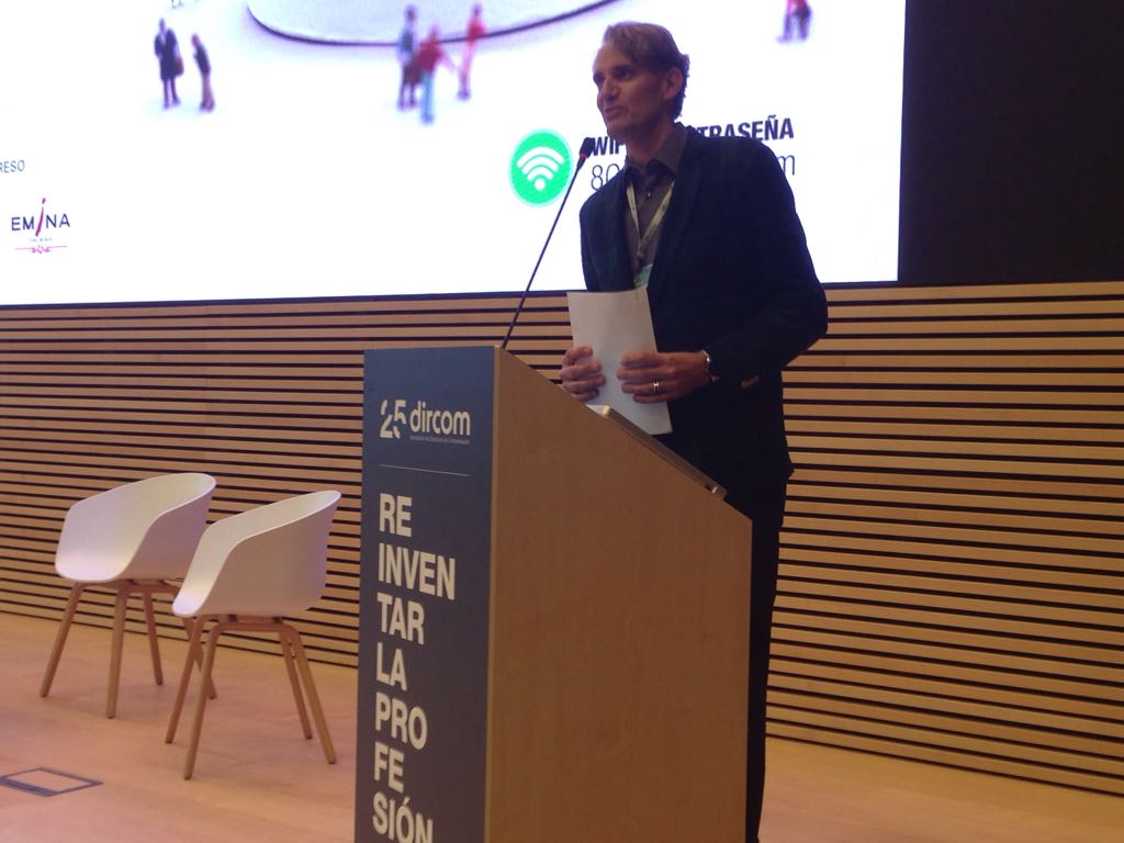 rbnsalcedo's tweet photo. ¡Arrancamos! #8CongresoDircom: "Reinventar la profesión". Objetivo: orientar al dircom en los... by #DircomSpain https://t.co/U77DDtMCmq
