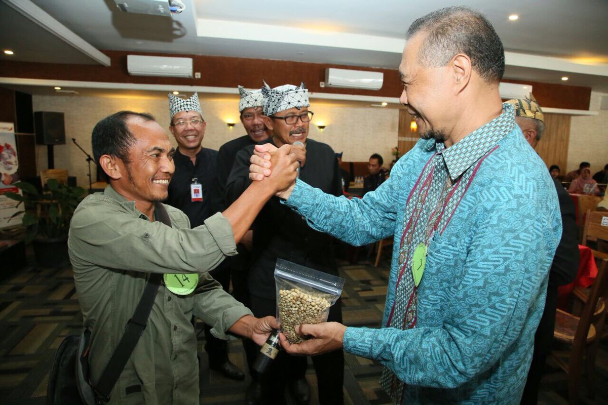 AzwarAnas_A3's tweet image. Pasar Lelang produk pertanian. Alhamdulillah responsnya top! banyuwangikab.go.id/berita-daerah/… instagram.com/p/Ba6JDIjgahX/