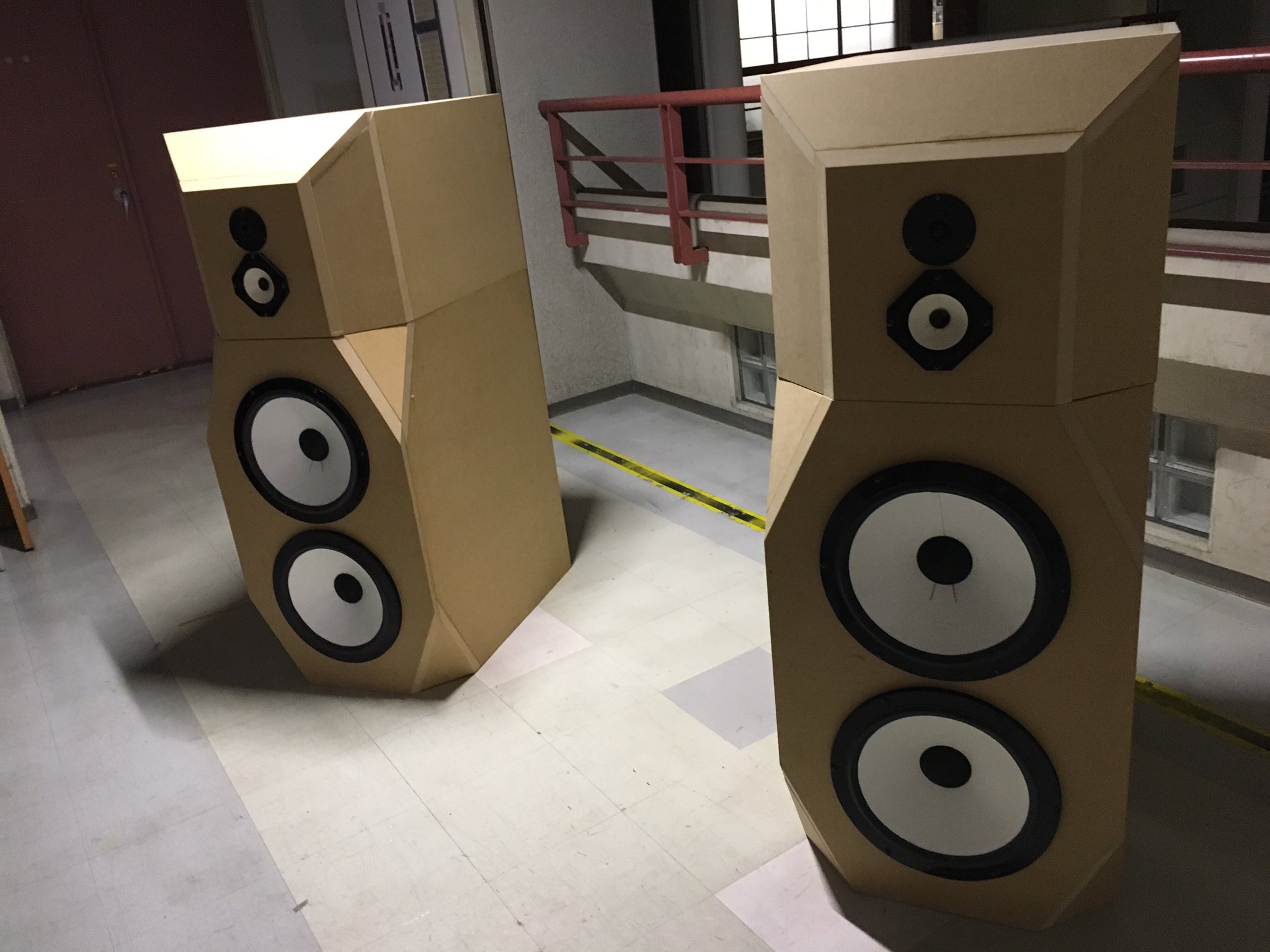 首都大オーディオ研究会 12 9理科フェス参戦 自作ユニットを使った パッシブラジエータ型3wayスピーカー が完成しました 高さが135cmもある大型スピーカーで 見かけに違わず大迫力の音を奏でてくれます 明後日から行われる大学祭にて展示するので ぜひ 首都大オーディオ研究会 12 9理科フェス参戦 自作ユニットを使った パッシブラジエータ型3wayスピーカー が完成しました 高さが135cmもある大型スピーカーで 見かけに違わず大迫力の音を奏でてくれます 明後日から行われる大学祭にて展示するので ぜひ
