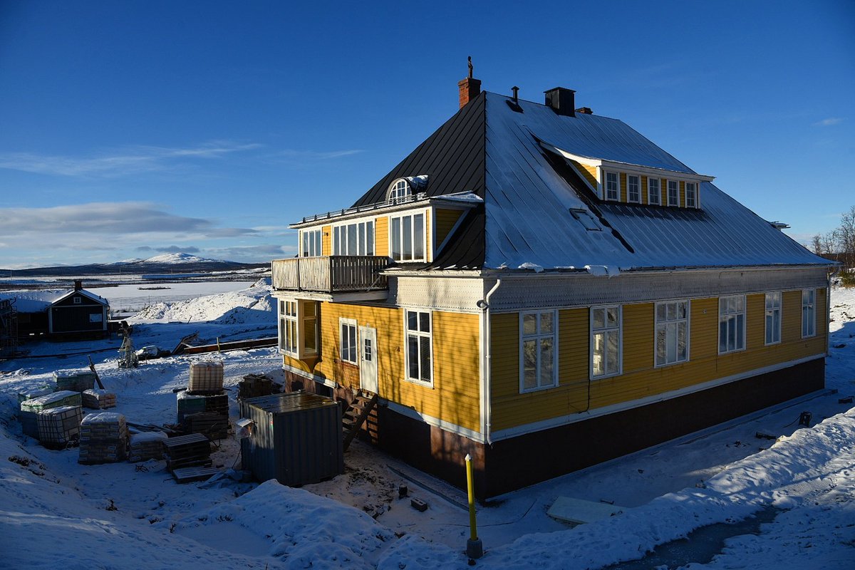 kirunabilder's tweet photo. Ingenjörsvillan på sin nya plats. I horisonten syns Ädnamvaara.

#Kiruna #LKAB #Stadsflytt https://t.co/Qc595MFZTk