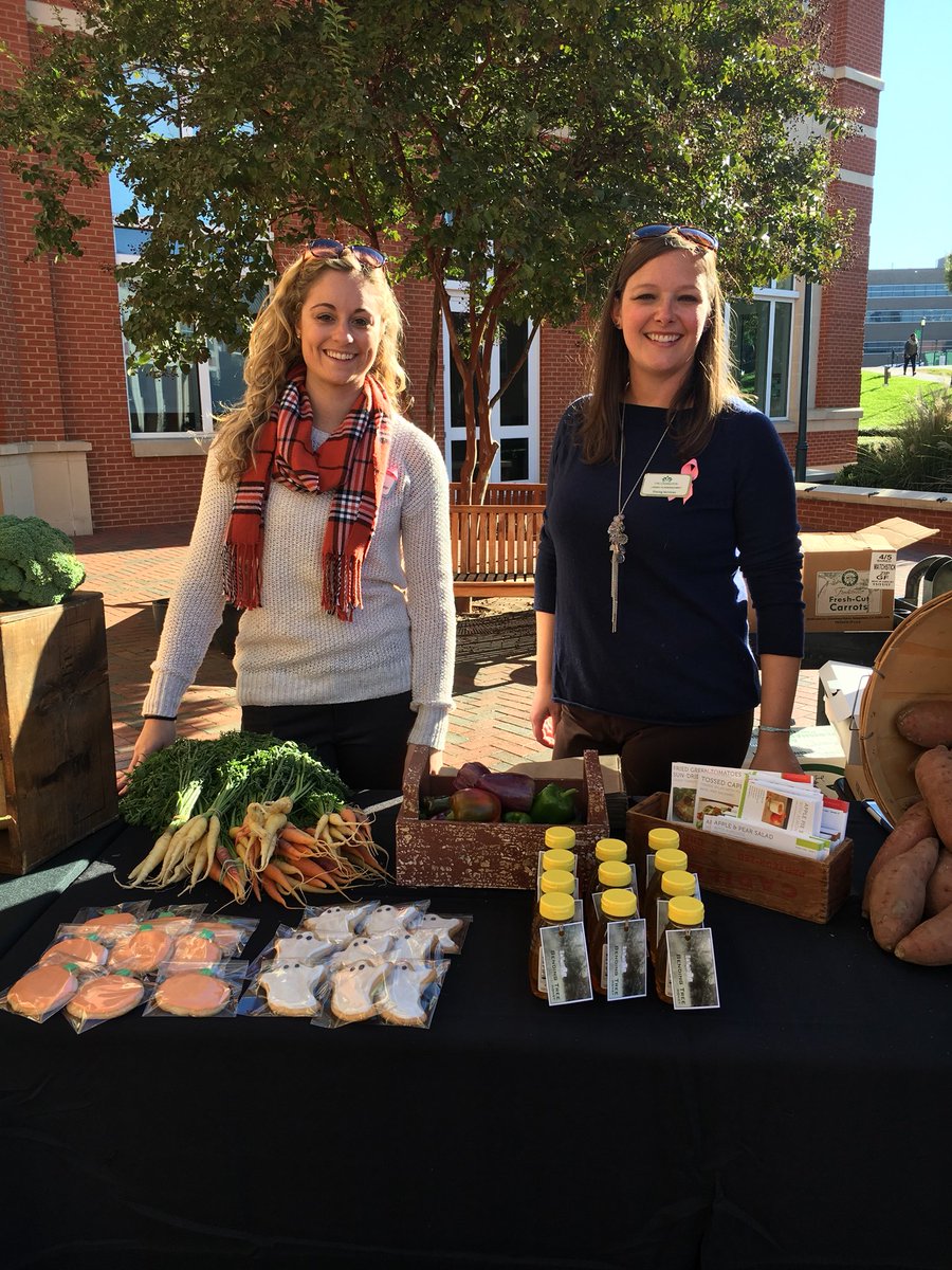 CLTStudentUnion's tweet photo. Pop up farmer’s market right in front of the Union! Buy some scary good local produce from 10 to 1 pm! #unccunion https://t.co/8m0HiyUNxB