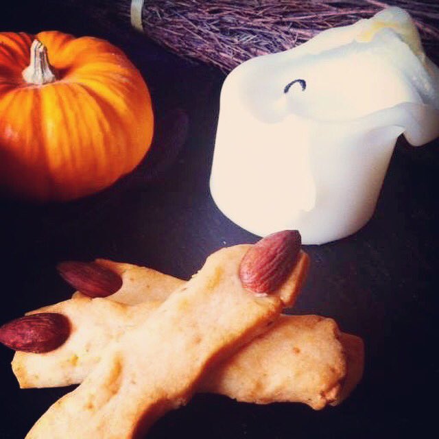 Happy Halloween! #witchesfingers #baking 👻🎃