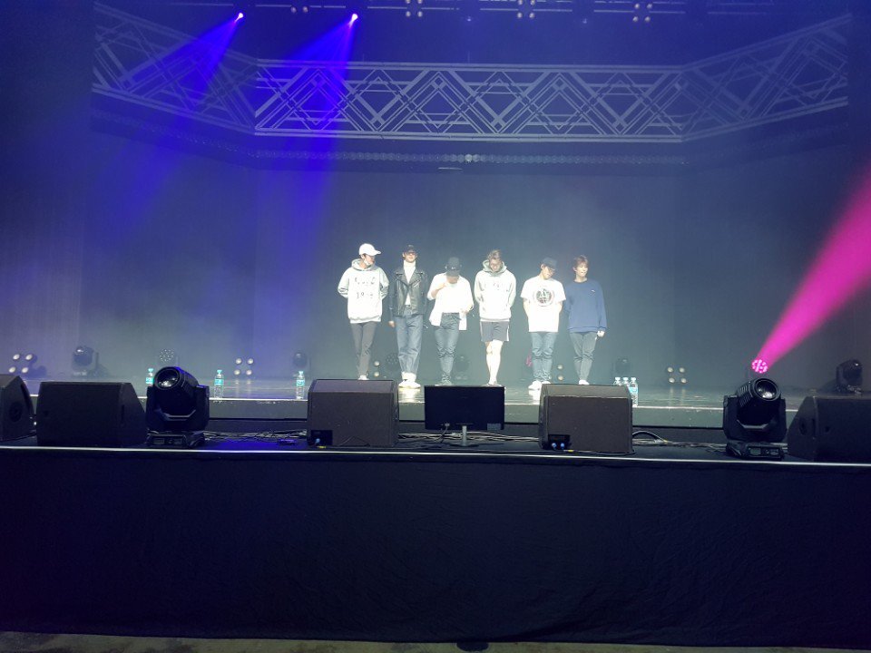 offclASTRO's tweet image. D-day 1
#아스트로 #리허설중