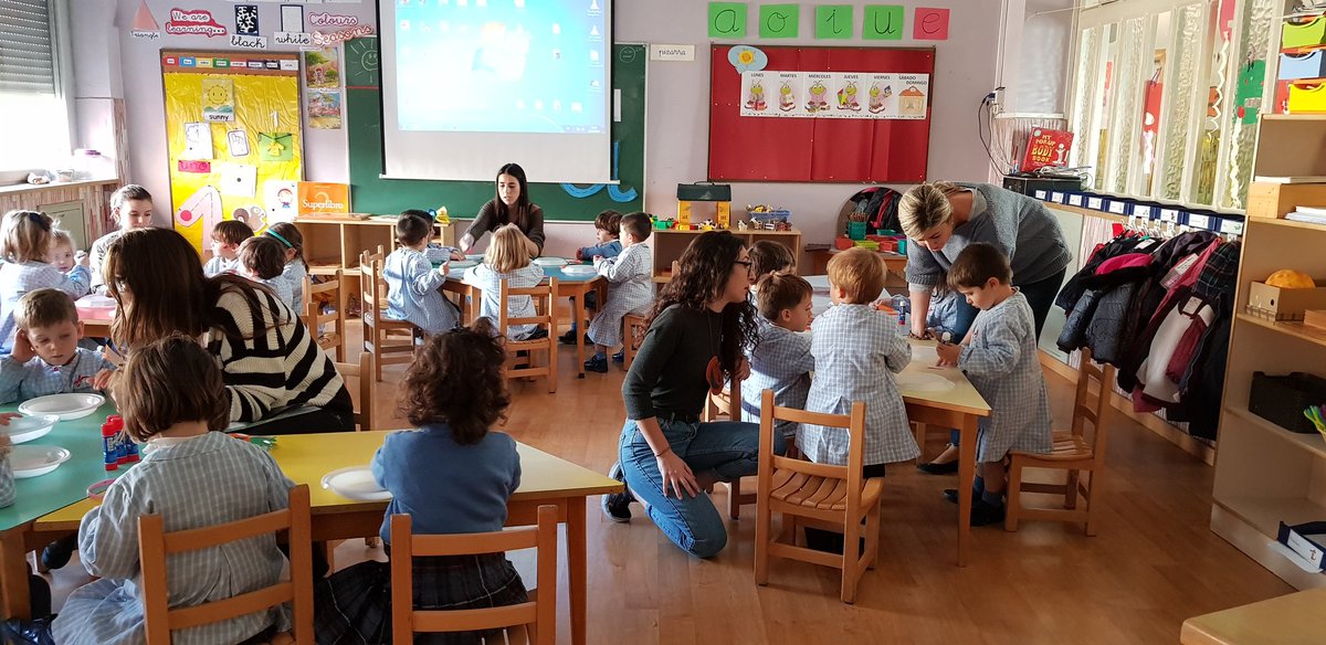 MontessoriZgza's tweet photo. Si eres miedoso no vengas a nuestro colegio. Los peques están desarrollado su lado más creativo. #Halloween https://t.co/WDZHaig4FW