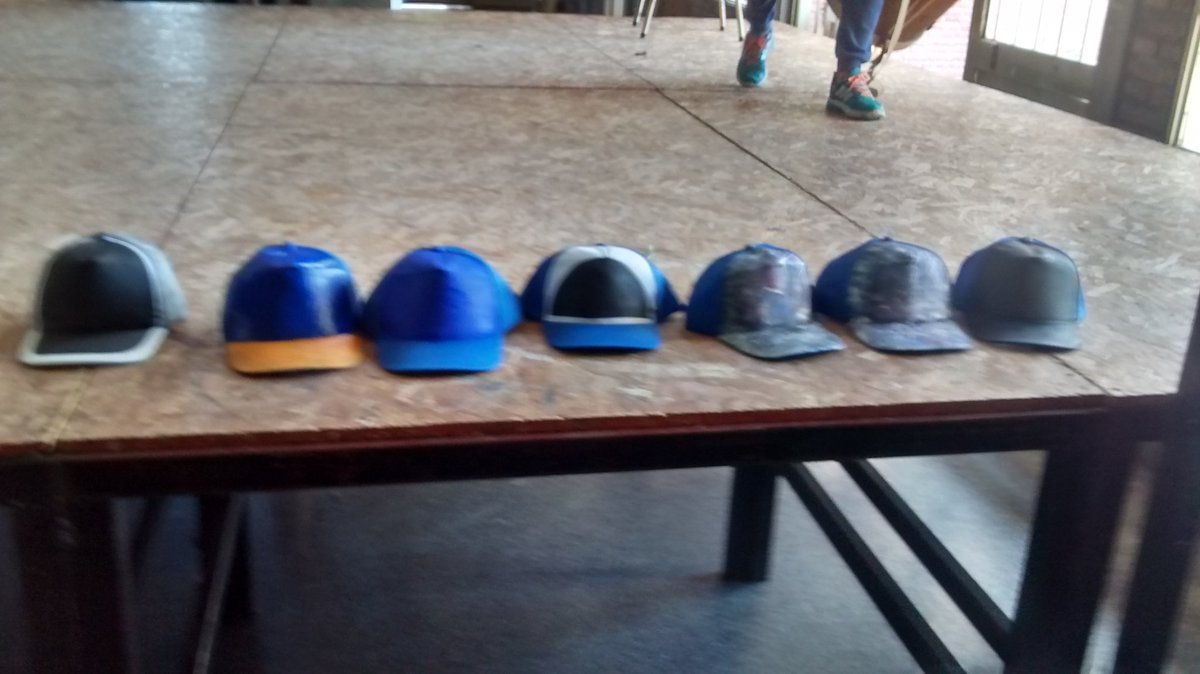 manutuacosta10's tweet photo. Pintando unas gorritas #caj5071 @Saloacostaa_ @lmluna700 @Mauricarrasco0 https://t.co/jor9JxXiCb