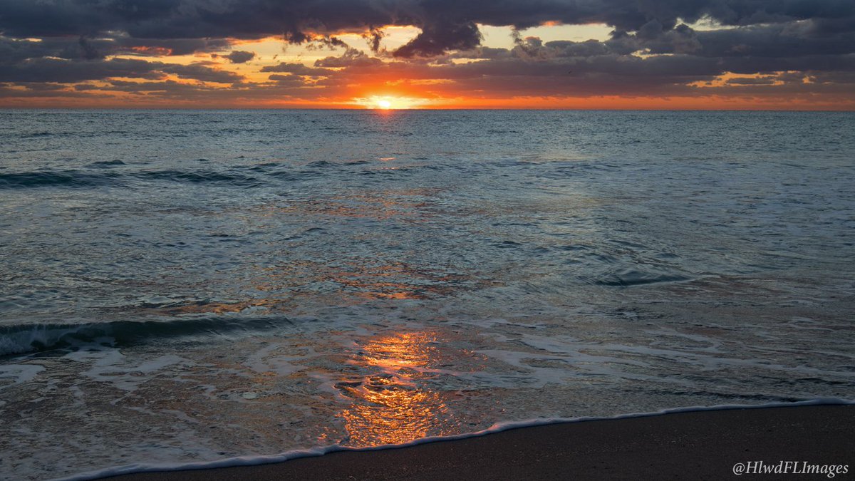 HlwdFLImages's tweet photo. Spent Tuesday morning on Hollywood Beach enjoying this pleasant sunrise. #sunrise #beach #HollywoodBeach #HollywoodFL #SouthFlorida #SouthFLPictures @USAsunrise https://t.co/9zRtAQ0eyW