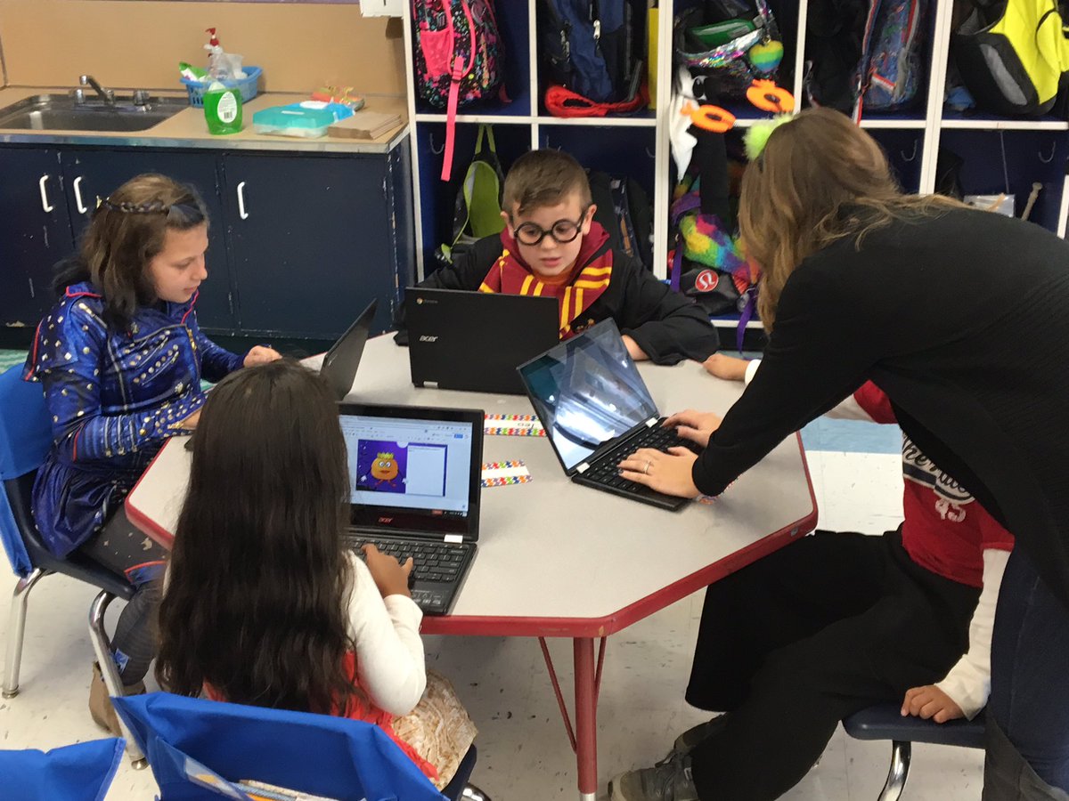 DrYannucci's tweet photo. @MrsSciaraPOB class create jack-o-lanterns on their Chromebooks. #collaboration #Halloween #obelem https://t.co/4paTvoAYeL