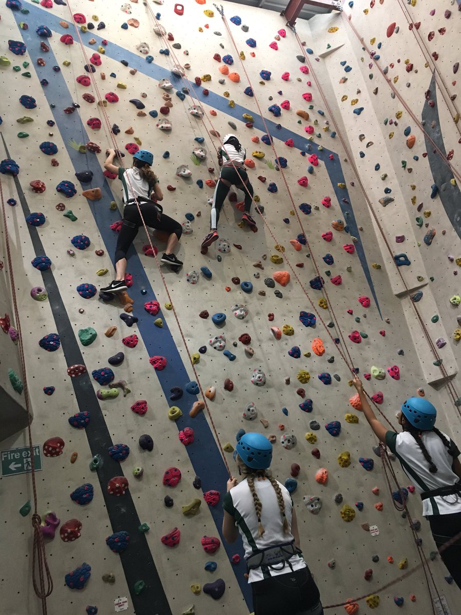 PhysEdSHS's tweet photo. Yr10's having their first rock climbing session #alwayslearning #tryingsomethingnew #gcse #perseverance https://t.co/hSobZFnTPX