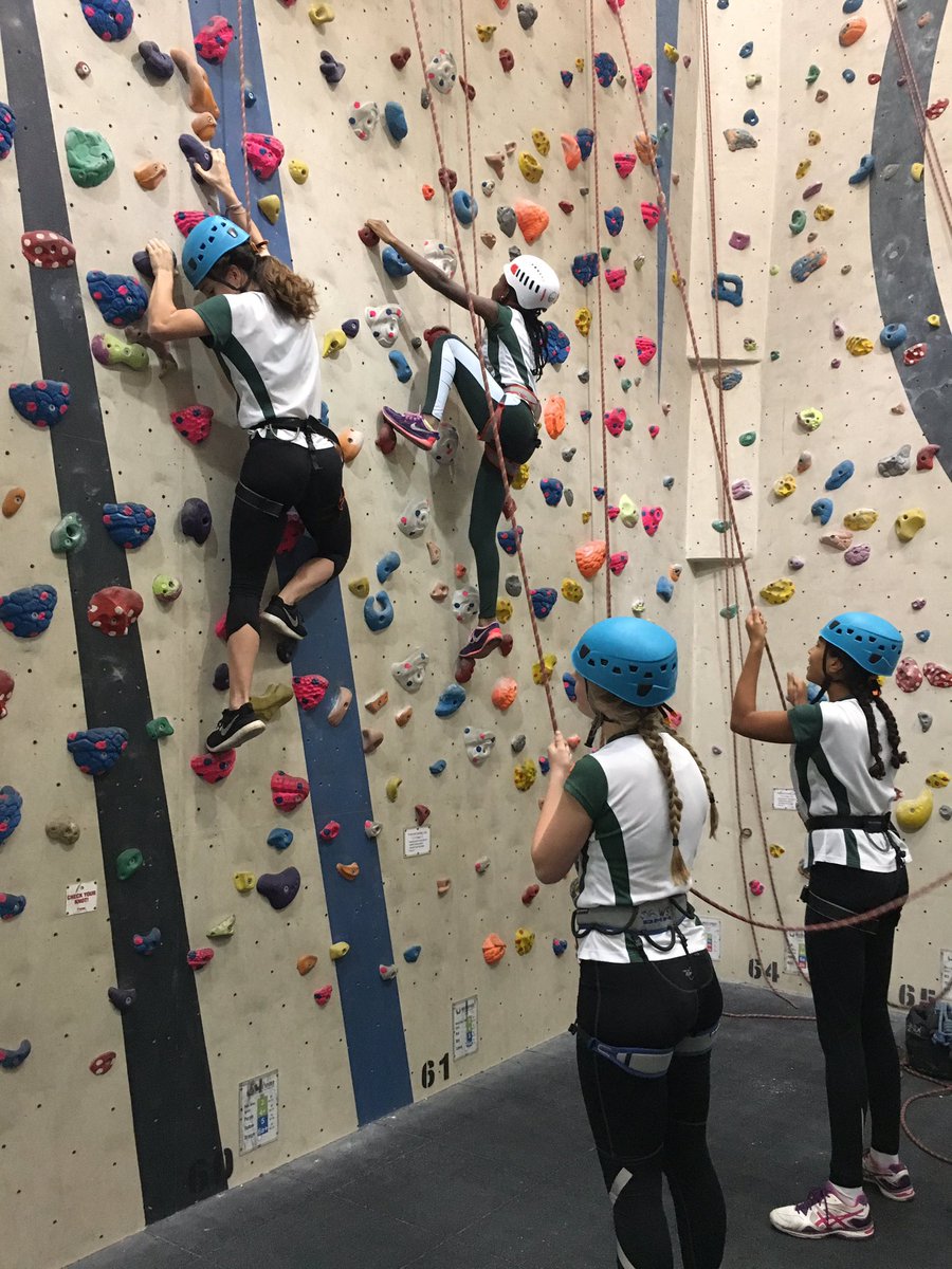 PhysEdSHS's tweet photo. Yr10's having their first rock climbing session #alwayslearning #tryingsomethingnew #gcse #perseverance https://t.co/hSobZFnTPX