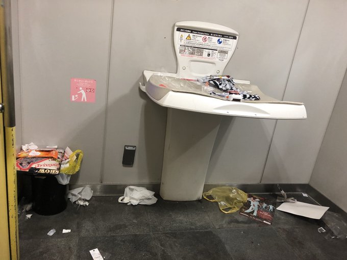 「唯一のトイレがカオスでも我慢するしか…」ハロウィン当日の障がい者用トイレの汚さに車椅子ユーザーの女性が困惑