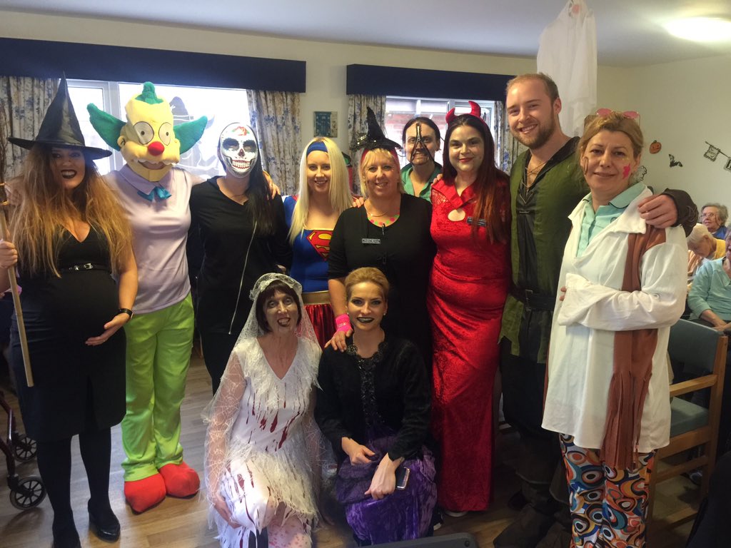 TVeraRibeiro's tweet photo. Staff @edgewaterlodge ready for party! @FourSeasonsHCUK @Elaineviolet1 https://t.co/887gWudK0r