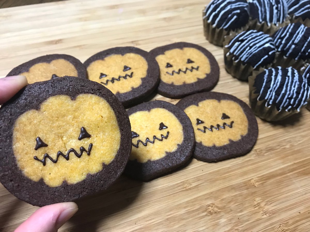 彩実 Sur Twitter ハロウィンのお菓子 作った かぼちゃクッキーとブラックココアカップケーキ クッキーもケーキも甘さがちょうどいい ハロウィン お菓子 お菓子作り お菓子作り好きな人と繋がりたい かぼちゃ ブラック ハロウィンお菓子 ケーキ カップ