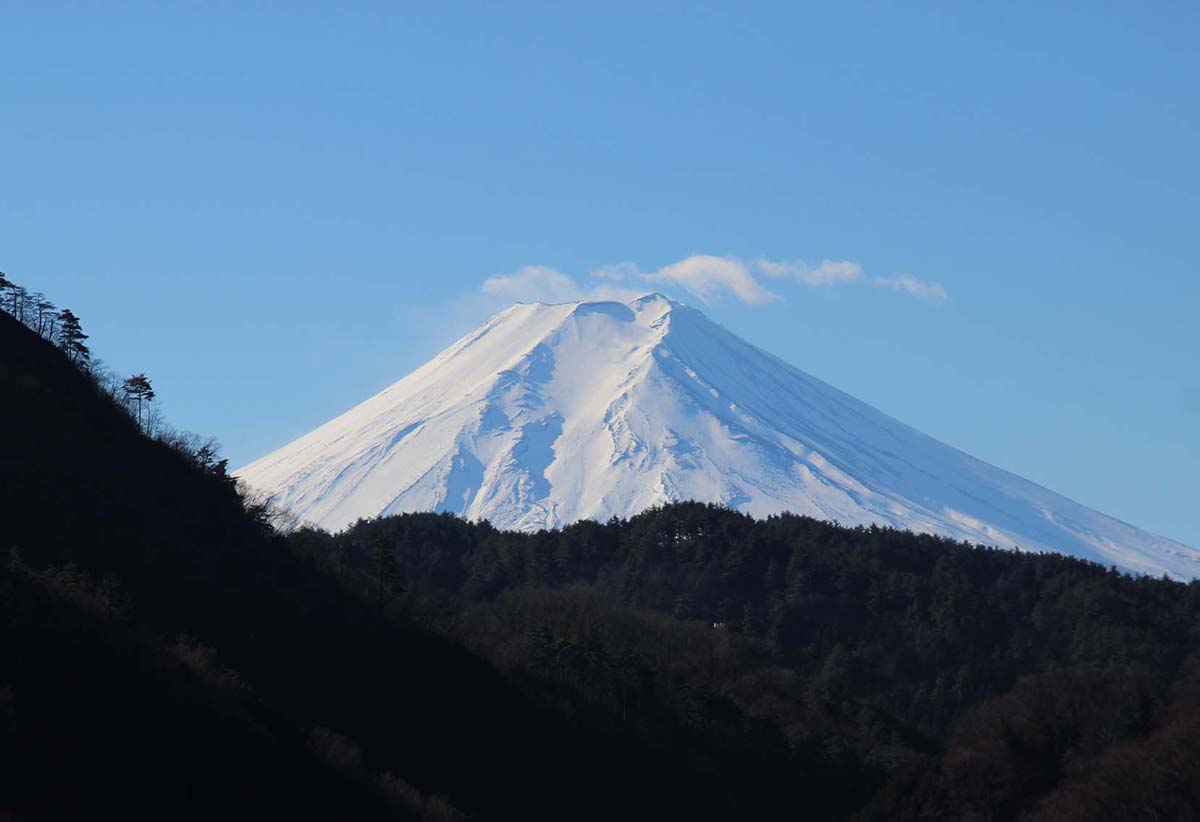 今年の冬、たまたま一人で山荘へ行った時、普段は止まらない初狩PA、すいていたのでちょっと停めてみたら、富士山が綺麗に見えました。富士山ってどこでも見えるんですね。