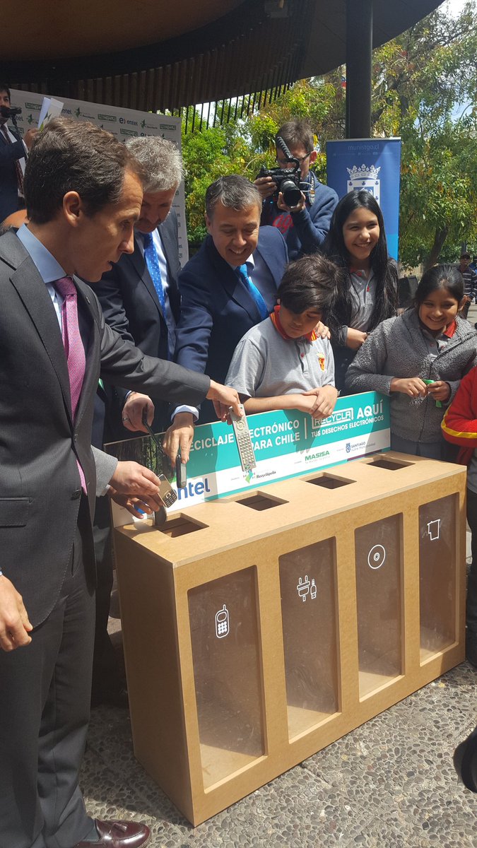 Muni_Stgo's tweet photo. Autoridades reciben e inauguran contenedores electrónicos de @recyclapolis que serán destinados a establecimientos educacionales municipales https://t.co/Bci0XX97aN