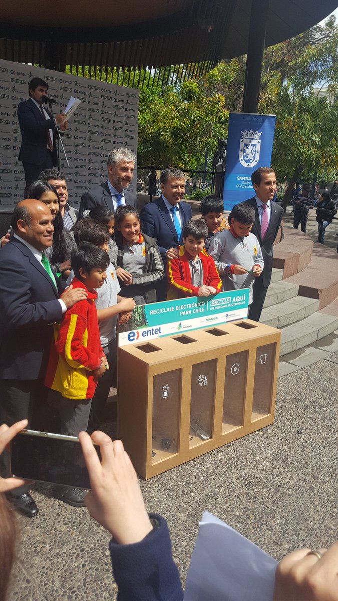 Muni_Stgo's tweet photo. Autoridades reciben e inauguran contenedores electrónicos de @recyclapolis que serán destinados a establecimientos educacionales municipales https://t.co/Bci0XX97aN