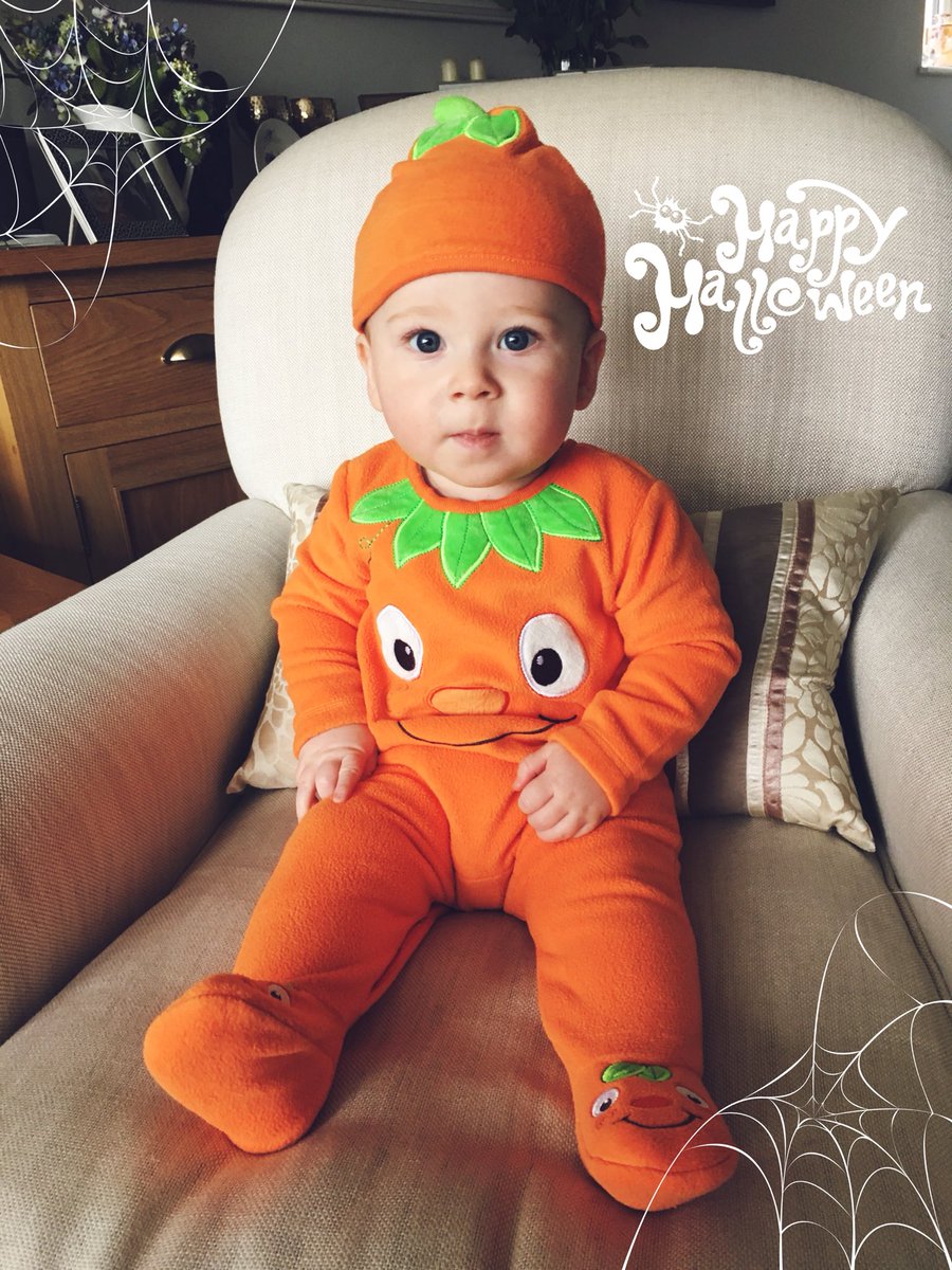 isabel81's tweet photo. Dressing up. Again. 🙊 #mamabear #8mo #Halloween2017 https://t.co/EARyCFduUX