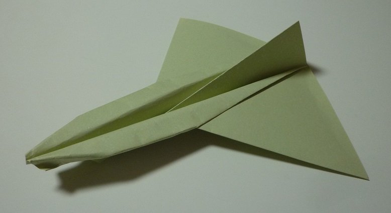 健音 テイル Pa Twitter 燃える紙飛行機 紙飛行機に希望を乗せて Savejaparipark Notatsukinotanoshi 今日は10月31日の紙飛行機を立体機にして飛ばします 立体化によって 垂直尾翼が大きくなりました 投げるとゆっくり真っ直ぐ飛んで行きます 先尾翼には上反
