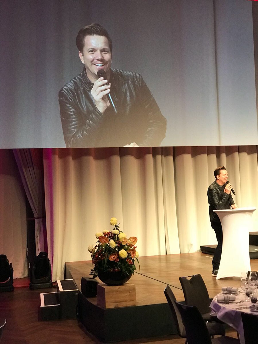 vinum_magazin's tweet photo. Wir sind ready! Nur noch 1️⃣Stunde bis zum Grand Prix du Vin Suisse 2017! @KursaalBern #grandprixduvinsuisse #gpvs #swisswines #gala #Bern https://t.co/bs4jTFfbac