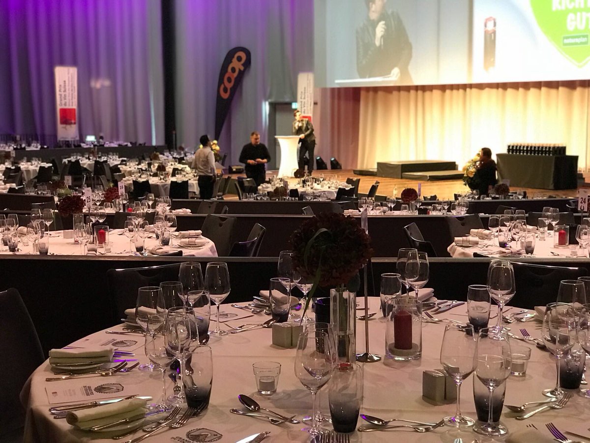 vinum_magazin's tweet photo. Wir sind ready! Nur noch 1️⃣Stunde bis zum Grand Prix du Vin Suisse 2017! @KursaalBern #grandprixduvinsuisse #gpvs #swisswines #gala #Bern https://t.co/bs4jTFfbac