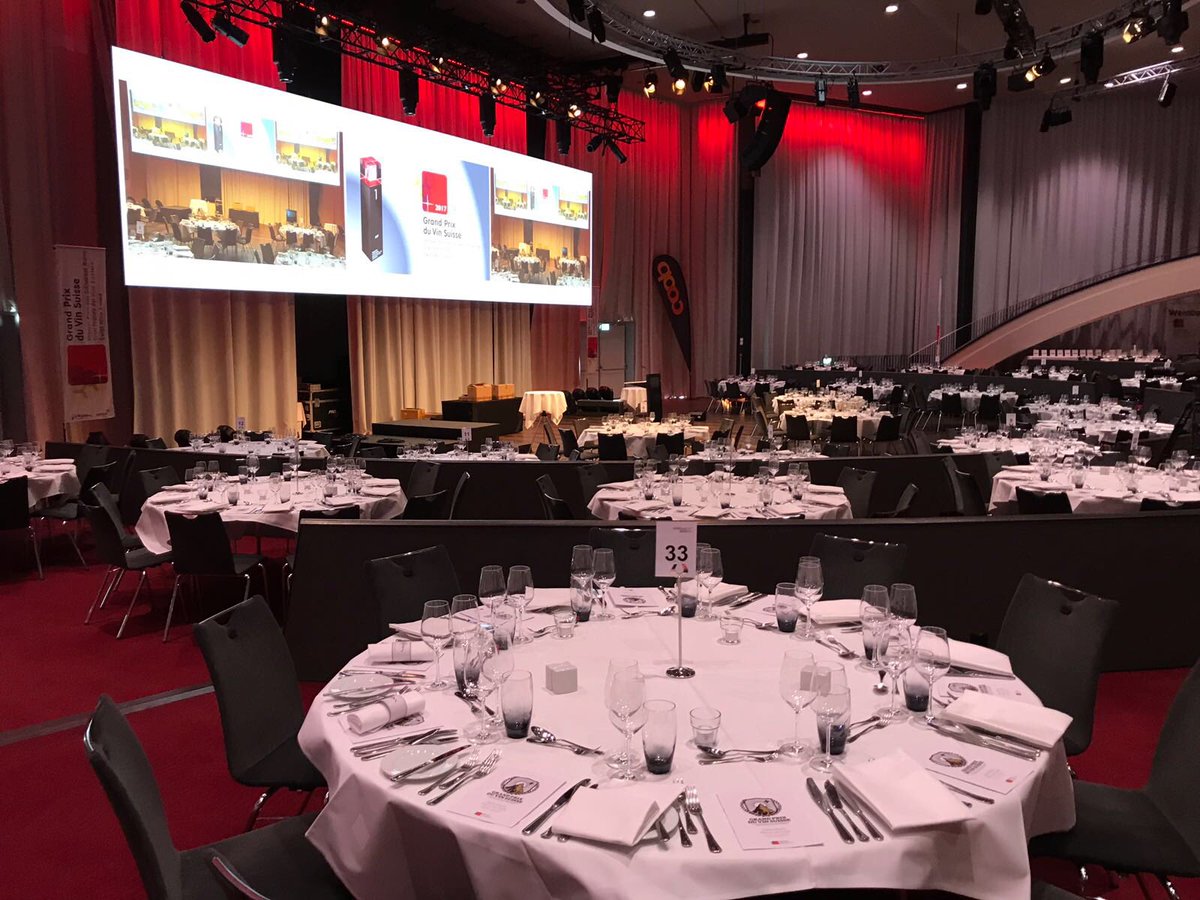vinum_magazin's tweet photo. Wir sind ready! Nur noch 1️⃣Stunde bis zum Grand Prix du Vin Suisse 2017! @KursaalBern #grandprixduvinsuisse #gpvs #swisswines #gala #Bern https://t.co/bs4jTFfbac