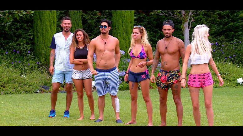 MarseillaisW9's tweet photo. Qui va débarquer dans la Famille Marseillais ??? 🤔
Réponse dès 18:50 #LMvsMonde2 🔥 https://t.co/z9MUfoHRD4