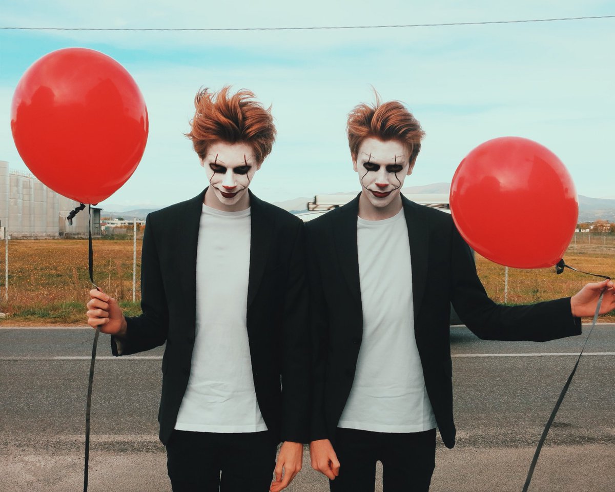 CiuffiRossi's tweet photo. IT + IT 🎈 Happy Halloween! Da cosa vi vestirete stasera? #Halloween https://t.co/N7kO2dp0a6