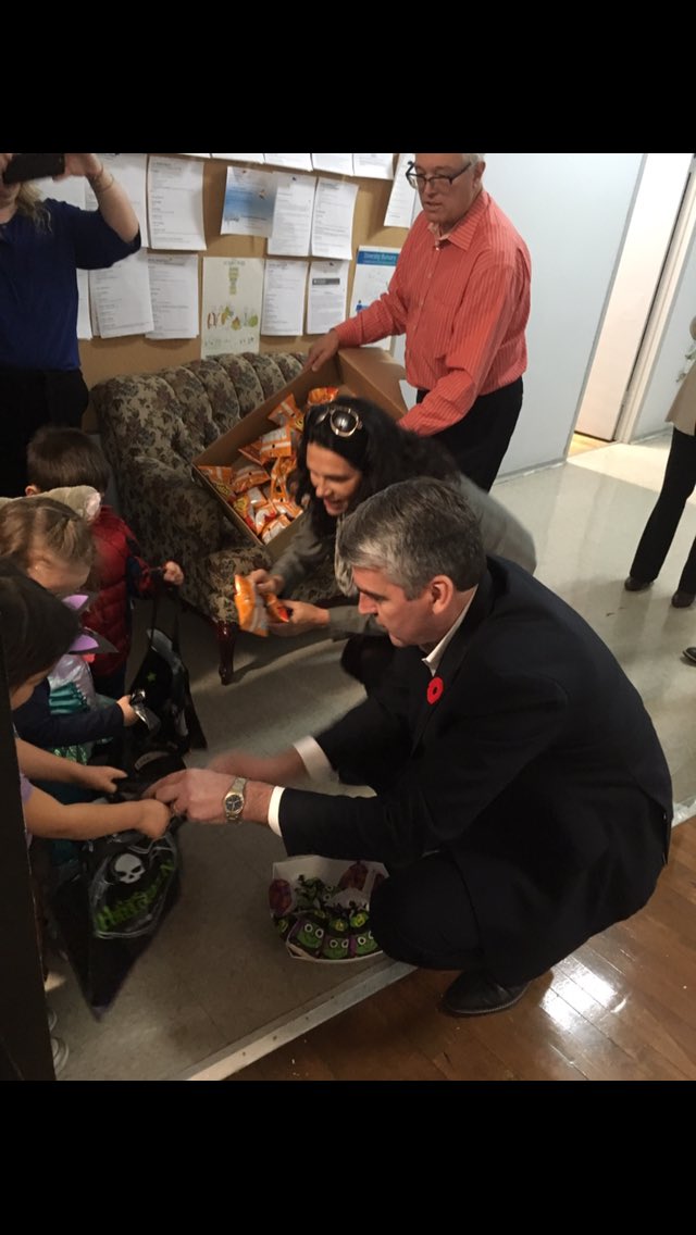 hfxmnfc's tweet photo. Wela’lin (thank you) to the Premier @StephenMcNeil for helping us hand out treats to our day care kids! #HappyHalloween2017 https://t.co/KCyFXsQe7e