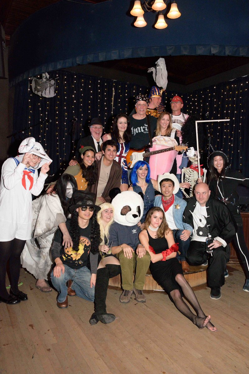 bkcenik's tweet photo. Happy Halloween! #olsonlab 🎃👻 https://t.co/uxyuSkEtlh
