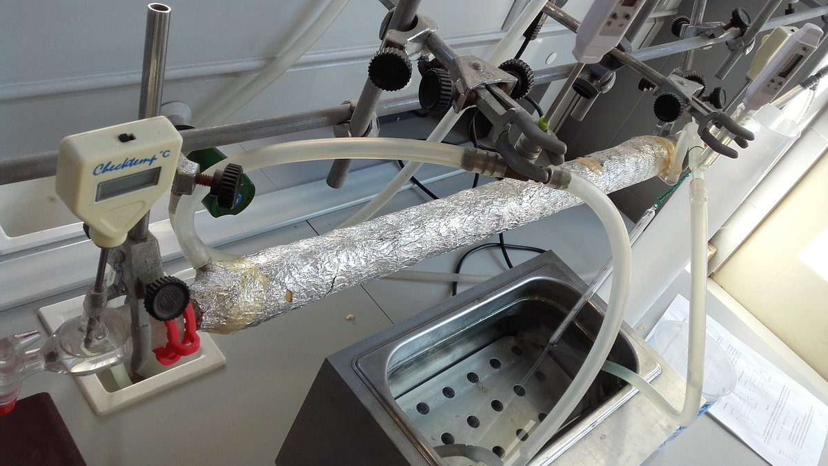 RafaCamarilloIQ's tweet photo. Con el segundo turno de prácticas de #BasesdelaIngenieríaAmbiental. Aquí #flujodefluidos y #cambiadordecalor https://t.co/i6Zw0w4B7M