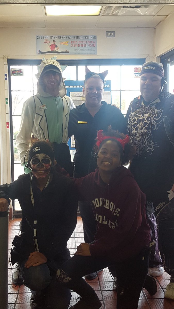 SRImitchell's tweet image. #sritulsa
Missy and the TaterTot Titans all dressed up for Halloween and 50cent corn dogs!!