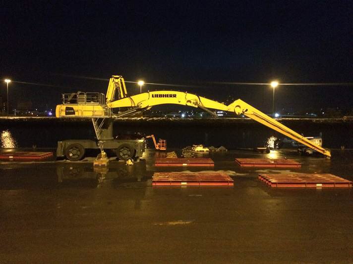 RMSHumberPorts's tweet photo. Day 2 @Liebherr @Liebherr_GB installing #materialhandler #Grimsby #investment #growth #shipping #logistics #OneNumberForTheHumber https://t.co/IBtkqLbHTr