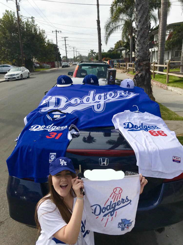 Thanks <a href="/HelpfulHonda/">SoCal Honda Dealers</a> for hooking up <a href="/heytherekarinna/">Karinna</a> w/ tix to #WorldSeries Game 6! Stay tuned for more chances to win next season!