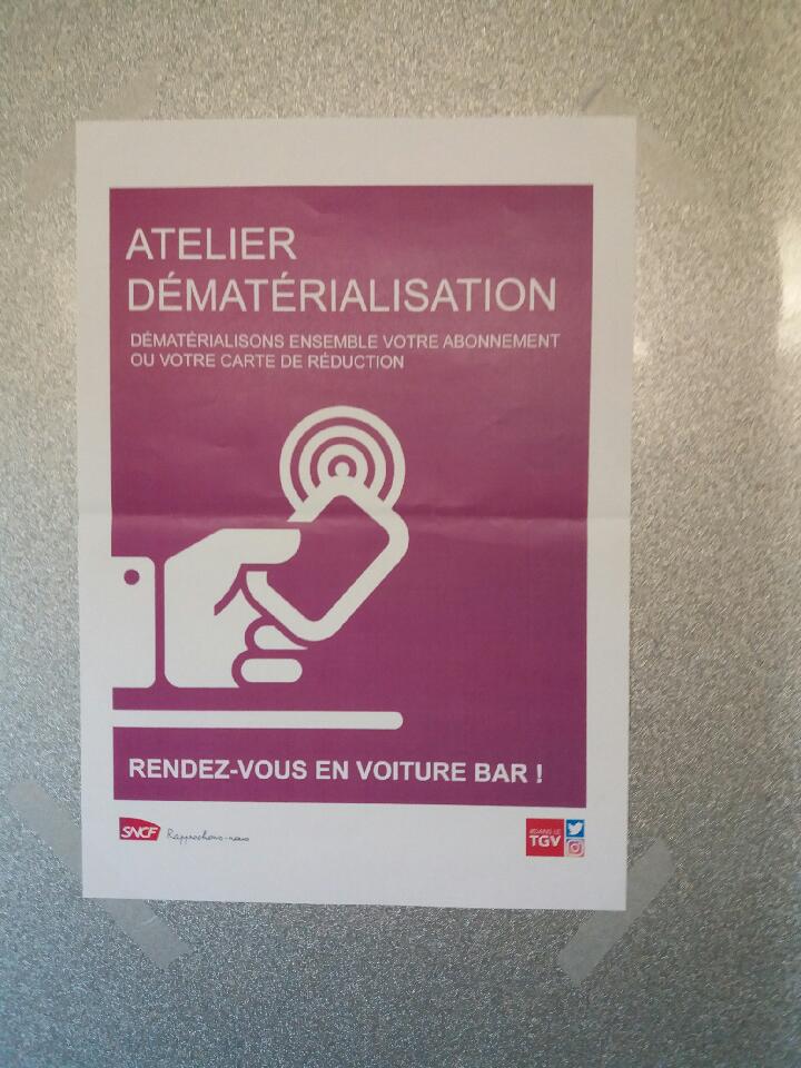 Belle initiative des équipes #SNCF à bord du Paris-Lyon pour conseiller les clients à dématérialiser leur carte de fidélité, abonnement ou leur carte commerciale sur l’appli SNCF. Elle vous permet d’avoir aussi votre e-billet sur votre téléphone ! #innovation