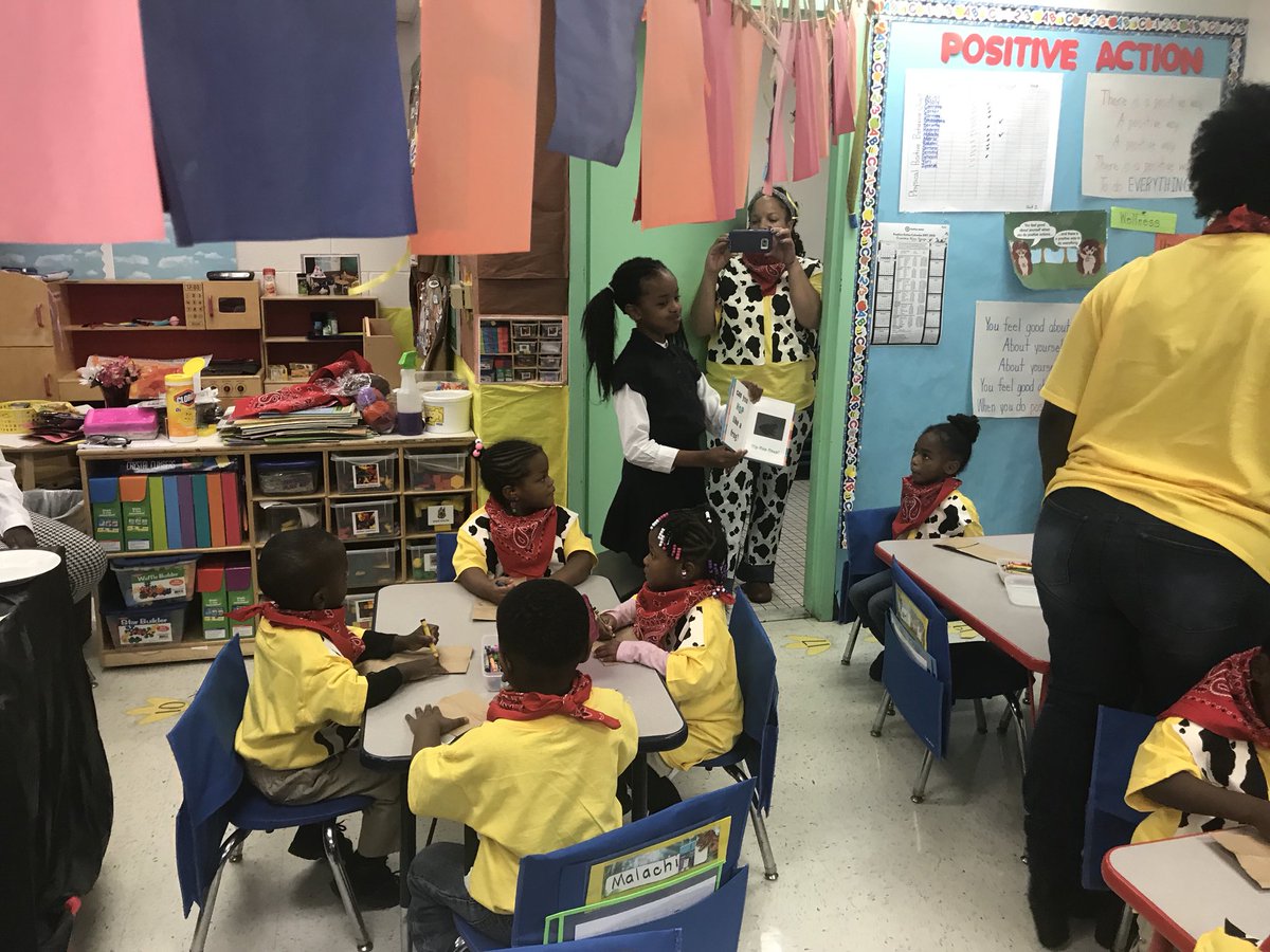 FriendshipPCS's tweet photo. Blow Pierce Middle School Students dressed as their favorite book character read books to Early Childhood students! #BookOWeen #FPCSExcel π https://t.co/jRx5MWnT5O