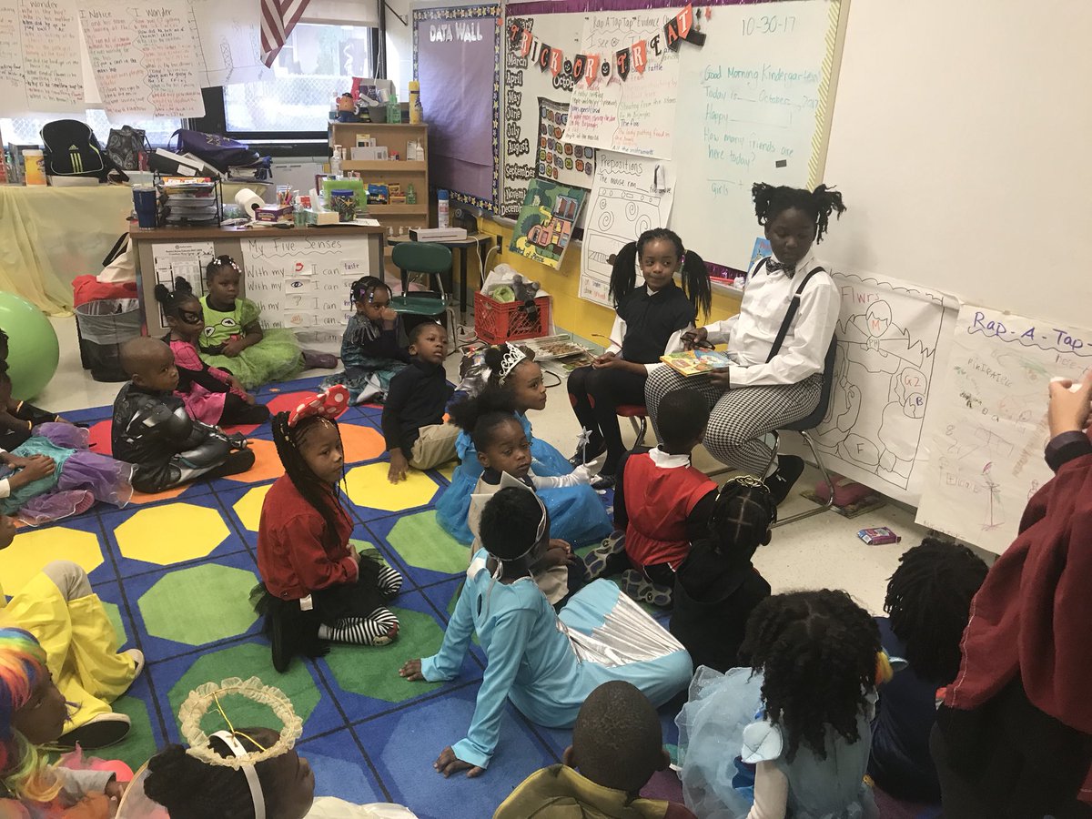FriendshipPCS's tweet photo. Blow Pierce Middle School Students dressed as their favorite book character read books to Early Childhood students! #BookOWeen #FPCSExcel π https://t.co/jRx5MWnT5O