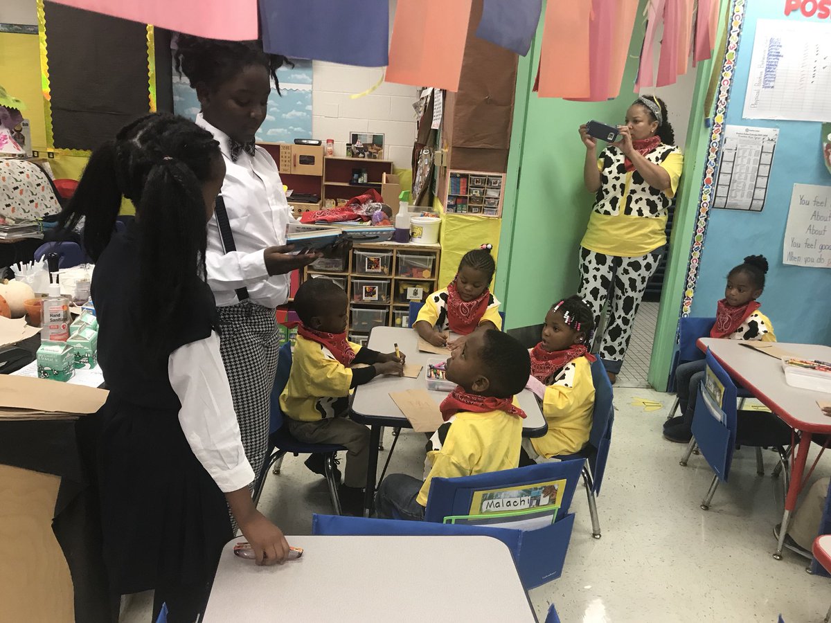 FriendshipPCS's tweet photo. Blow Pierce Middle School Students dressed as their favorite book character read books to Early Childhood students! #BookOWeen #FPCSExcel π https://t.co/jRx5MWnT5O