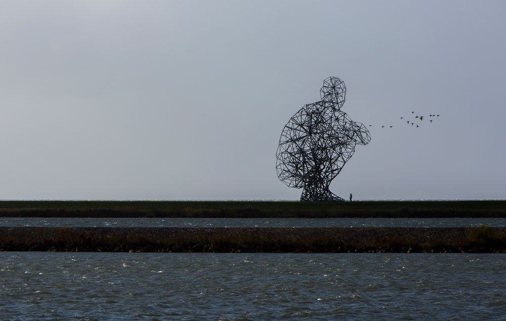 Zittend op de strekdam bij de Houribsluizen kijkt hij uit over het Markermeer (26 meter hoog).
Gormley 2010. Zie im.nu/9pF467