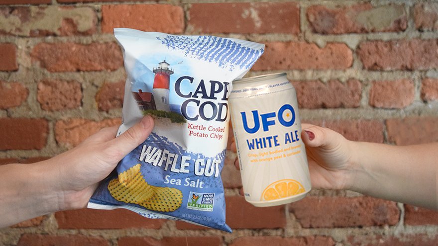 CapeCodChips's tweet photo. We're cheers-ing Cape Cod with @HarpoonBrewery's fall #beer. RT if you love a good New England pairing! https://t.co/jRuXAy3ZD0