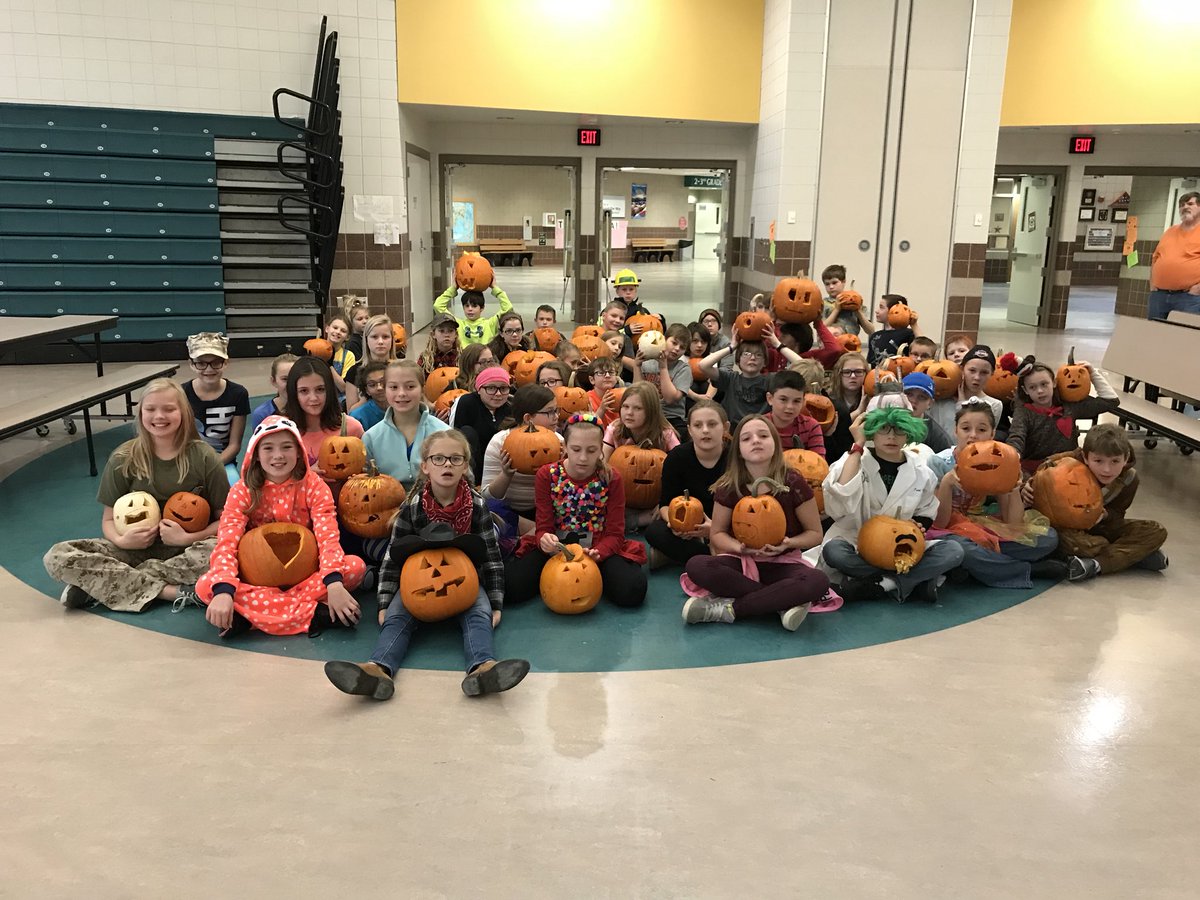 kjpilgrim1's tweet photo. Fifth grade pumpkin carving @ParkRapidsISD https://t.co/nZGMxlFNqy