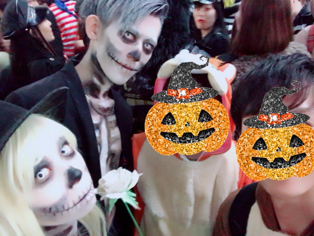 Mas_miwa's tweet photo. 渋谷ハロウィン🎃初参戦！
チップとデールで参加したけどみんな仮装のクオリティ高すぎ👨‍🎤👻笑
10秒に1回くらいのペースで写真撮ってたから今日だけで何枚増えたかわかんない📷笑 来年はもっとハイレベルにコスプレしてリベンジします🍭
#ハッピーハロウィン 
#渋谷ハロウィン2017 https://t.co/NNLphyKfvb