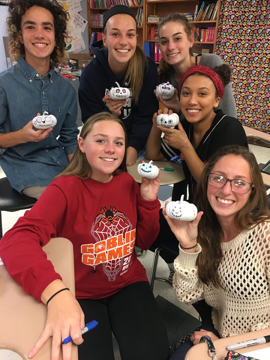 MaSpanish4's tweet photo. ¡Este año, tengo los mejores estudiantes!#amoespañol4#calaveras https://t.co/RSOaz5Emzc