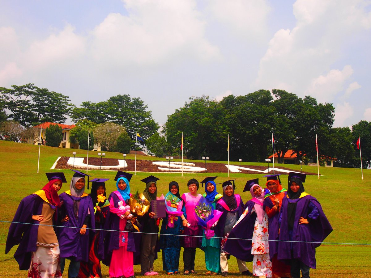 ainafero's tweet image. Rindu rr jubah purple itu dan juga manusia2 di dlm tu..🙃 #purpleflood #alumniusm #grad2013