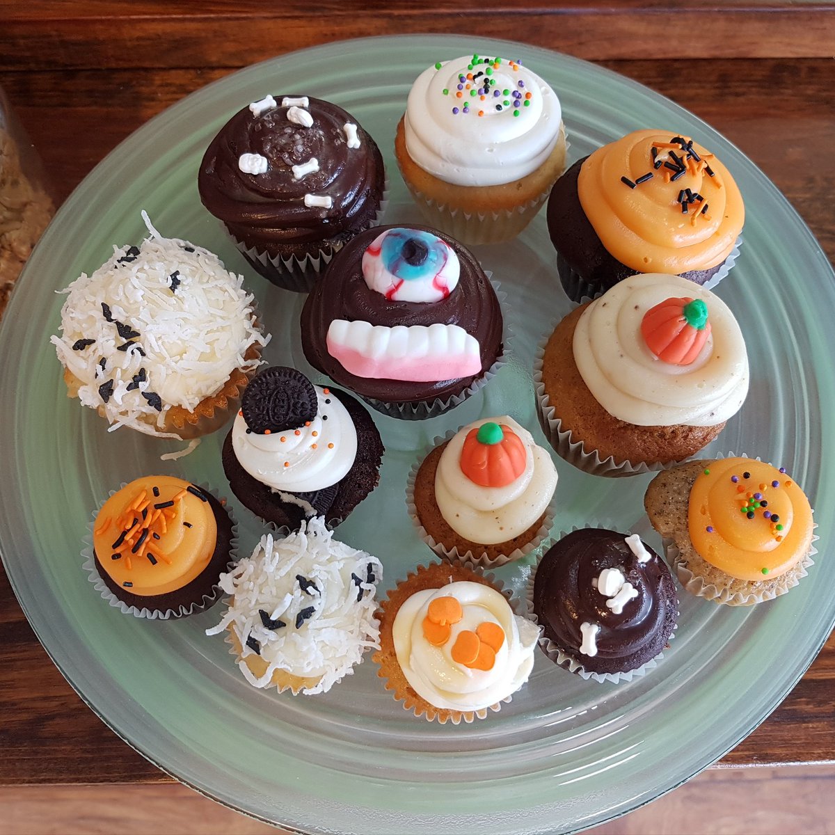 We're all stocked up on Halloween cupcakes! #halloweencupcakes #oakvillebakery