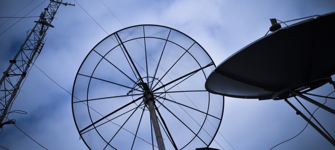 Internews's tweet image. "It turns out it is smarter and more direct to buy the media than to bribe the media” The problem of #mediacapture internews.org/opinion/when-n…