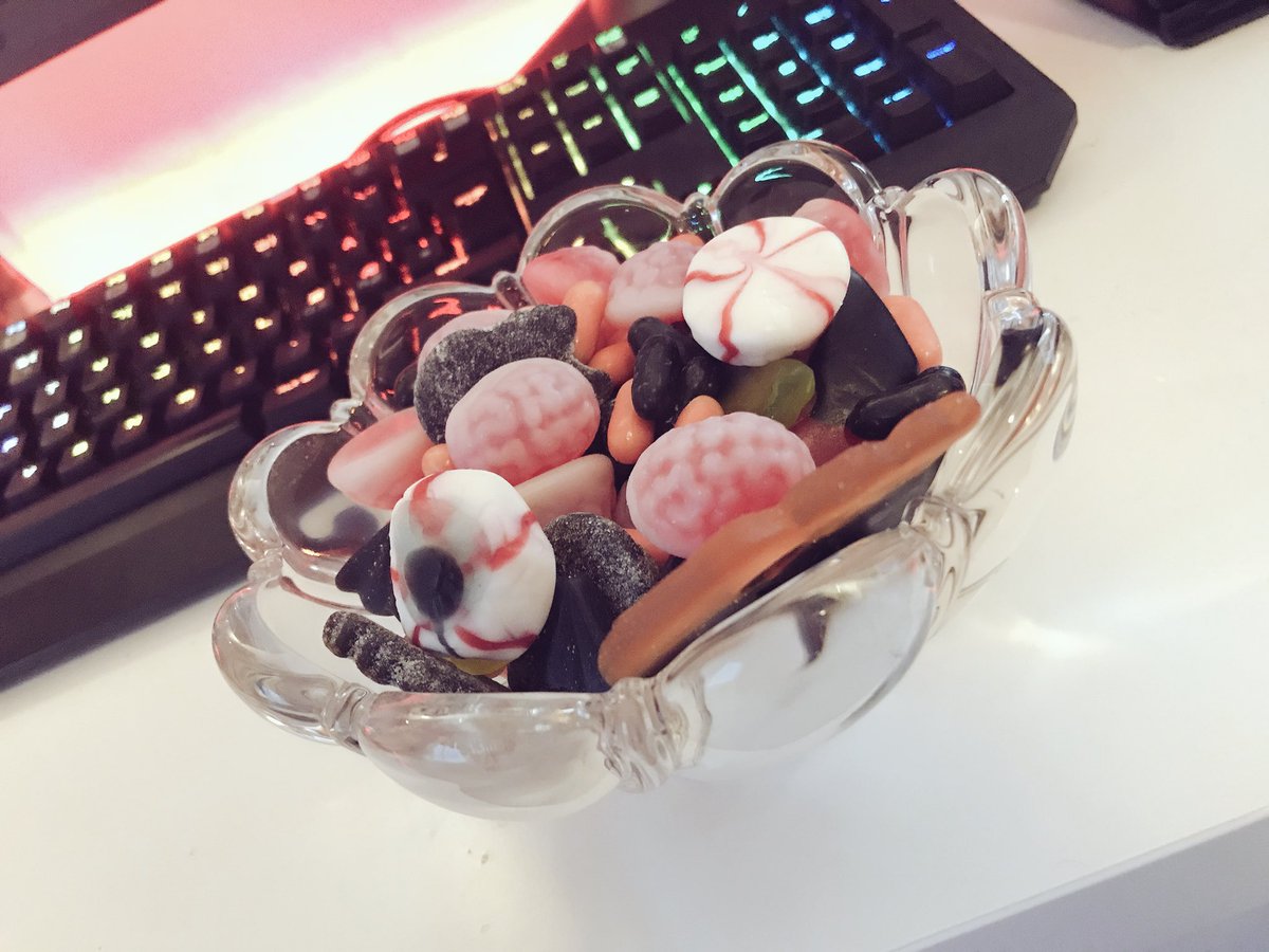 michirage's tweet image. [COMPETITION] Whoever can guess right in how many treats there is in this bowl wins a Pinefam shirt! 1 guess per person 

 RT 👻