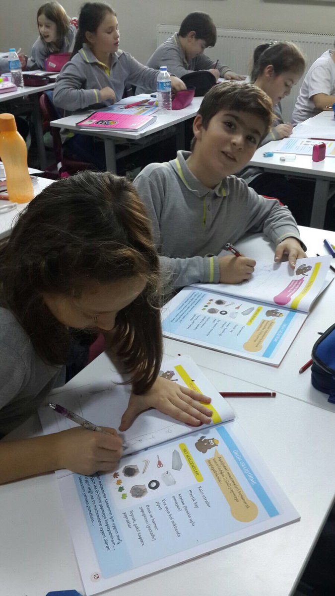 Bahcesehir22's tweet photo. 3.Sınıflar Stem dersinde. Geleceğin mühendisleri, kendi tasarladıkları barajları çiziyorlar. https://t.co/6oGleLnwib